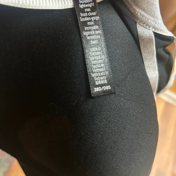 Victoria Black Zip-Front Sports Bra - Picture 6 of 7